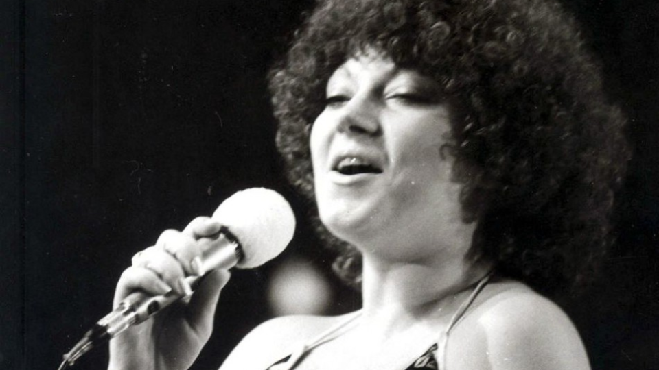 Dňa 22. decembra 1951 sa v Ostrave narodila  speváčka Věra Špinarová. Na archívnej snímke z 9. júna 1976 Věra Špinarová s piesňou „Lúčenie“, spievanou po slovensky na XI. Medzinárodnom festivale populárnej piesne - Bratislavskej lýre 1976. Špinarová sa umiestnila  na bronzovej priečke.