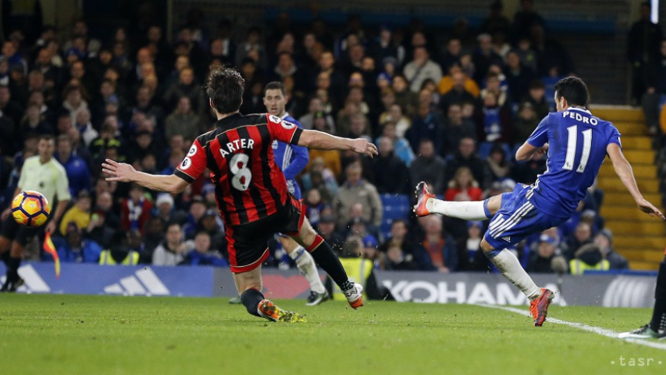 Na snímke hráč Chelsea Pedro strieľa svoj druhý gól a tretí mužstva v 93. minúte v zápase vianočného 18. kola anglickej futbalovej Premier League FC Chelsea - FC Bournemouth (3:0) v pondelok 26. decembra 2016.