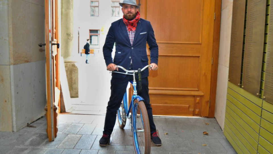Na snímke kandidát na primátora Trnavy Peter Bročka prichádza na bicykli do volebnej miestnosti vo Voľbách do orgánov samosprávy obcí na radnici v Trnave