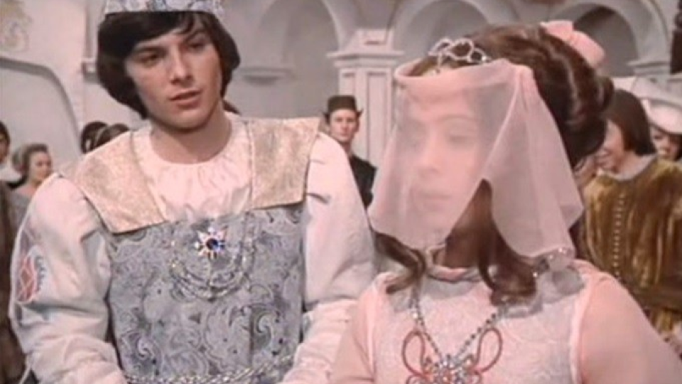  Na archívnej snímke Pavel Trávníček (vľavo) ako princ a Libuše Šafránková ako Popoluška vo filmovej rozprávke Tři oříšky pro Popelku z roku 1973