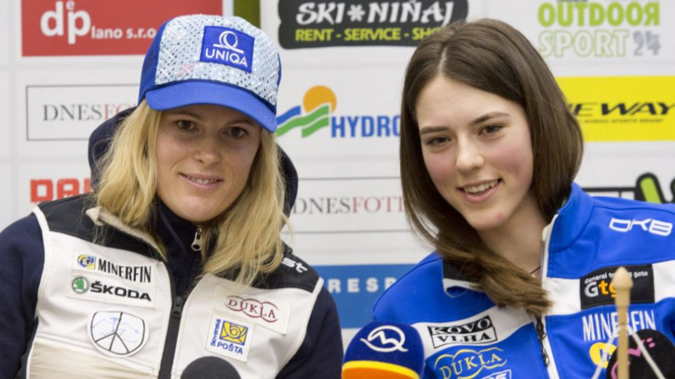 Na snímke slovenské reprezentantky v alpskom lyžovaní Veronika Velez - Zuzulová (vľavo) a Petra Vlhová 