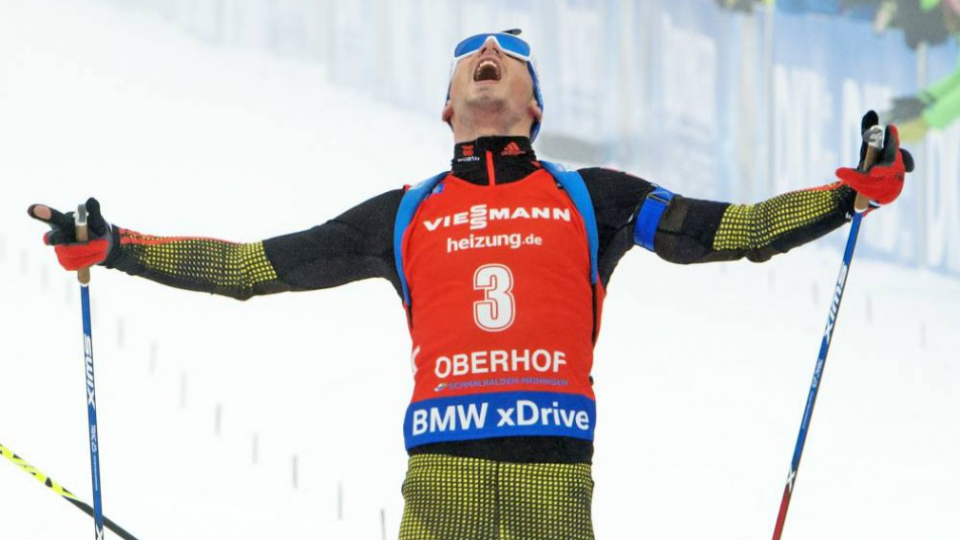  Nemec Simon Schempp sa raduje z víťazstva v 4. kole Svetového pohára biatlonistov s hromadným štartom na 15 km trati v nemeckom Oberhofe 8. januára 2017.