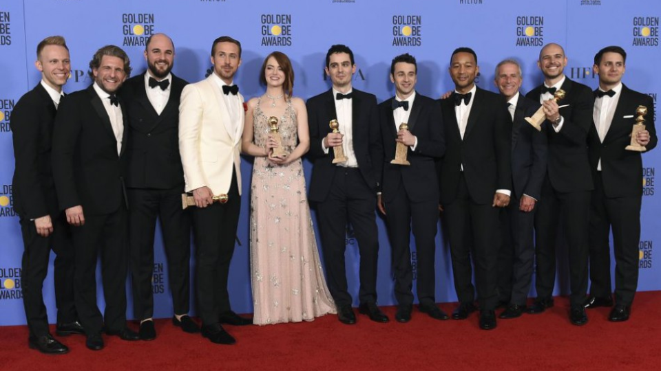 Na snímke herecké a tvorcovské obsadenie muzikálu La La Land, ktorý sa stal najúspešnejším filmom 74. ročníka Zlatých glóbusov. Beverly Hills, januára 2017.