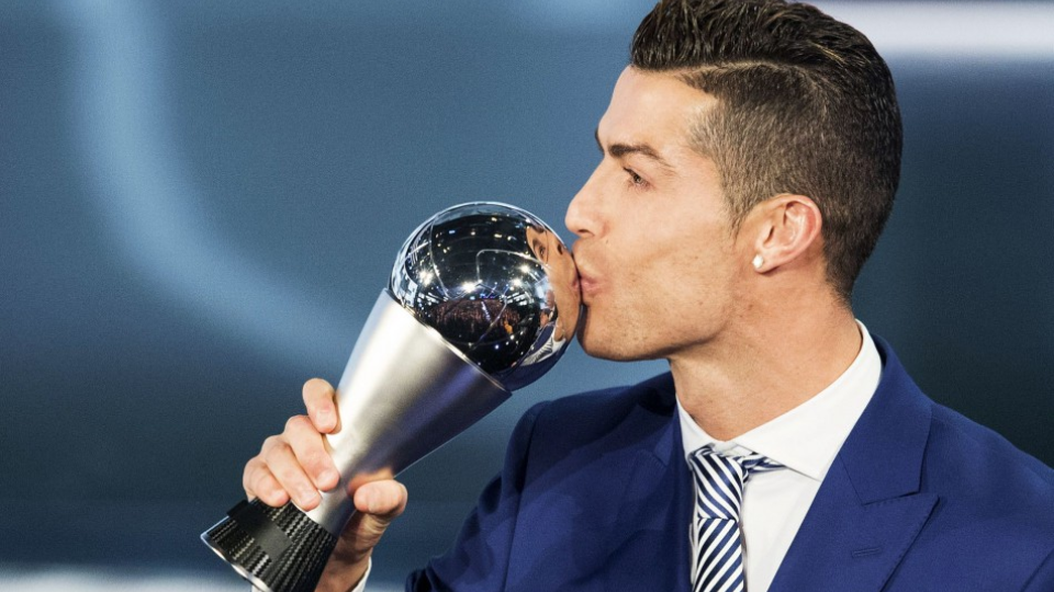 Portugalčan Cristiano Ronaldo z Realu Madrid, ktorý sa stal najlepším futbalistom za rok 2016, bozkáva trofej na slávnostnom galavečere The Best FIFA Football Awards v Zürichu 9. januára 2017.
