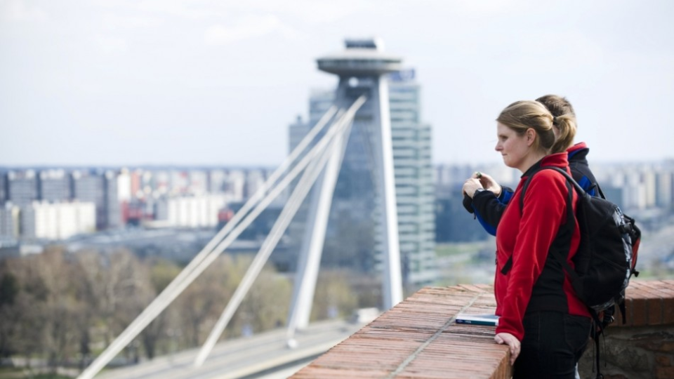 Na ilustračnej fotografii turisti hľadia na výhľad z Bratislavského hradu 