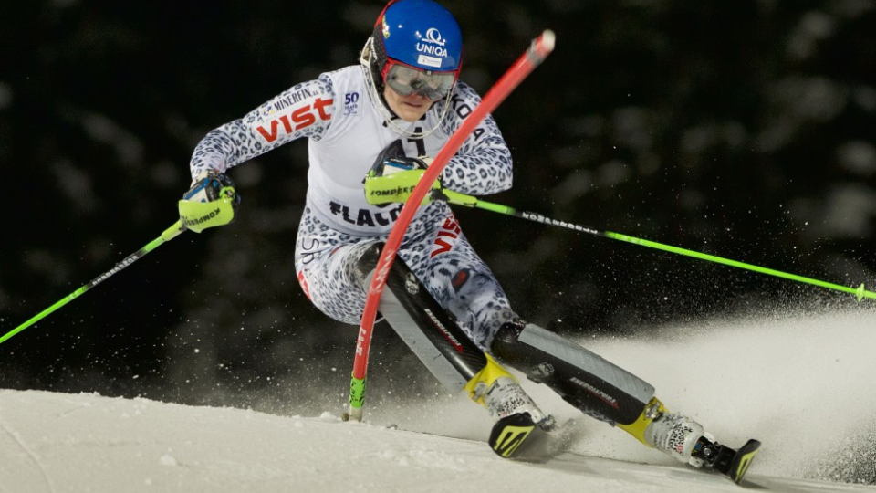 Slovenská lyžiarka Veronika Velez Zuzulová počas 1. kola nočného slalomu v rakúskom Flachau 10. januára 2017.