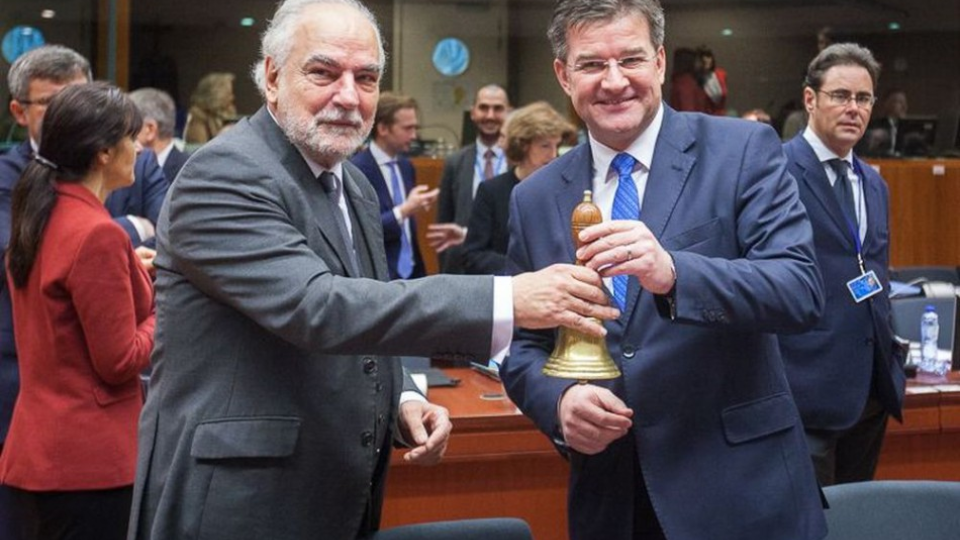 Šéf slovenskej diplomacie Miroslav Lajčák (vpravo) odovzdáva predsednícky zvonček maltskému vicepremiérovi Louisovi Grechovi v Bruseli 13. decembra 2016.