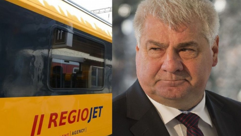 Na kombosnímke minister dopravy Árpád Érsek a vlak spoločnosti RegioJet.
