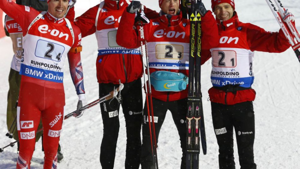 Nórske biatlonové kvarteto zľava Emil Hegle Svendsen, Johannes Thingnes Boe, Tarjei Boe a Ole Einar Björndalen sa teší  po triumfe v piatkovej štafete Svetového pohára  mužov na 4x7,5 kilometrov v nemeckom Ruhpoldingu 15. januára 2016. 