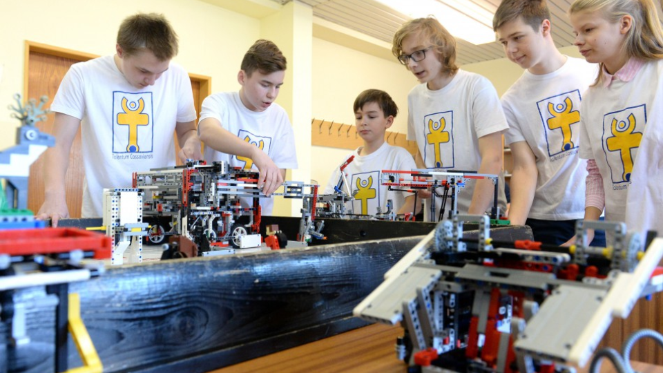 Regionálny turnaj medzinárodnej robotickej súťaže pre deti a mládež FIRST LEGO League v priestoroch Prírodovedeckej fakulty UPJŠ v Košiciach 11. januára 2017. Súťaží 18 tímov, spolu 138 detí vo veku 9 - 16 rokov, aby predviedli svoje roboty a zabojovali o postup do semifinále. 
