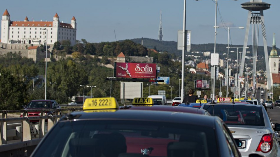 Na snímke taxikári sa zhromaždili pred nákupným domom v bratislavskej Petržalke, odkiaľ išli na protestnú jazdu z Panónskej cesty do centra mesta až na Námestie SNP v Bratislave 28. septembra 2015.