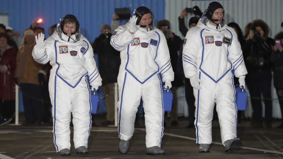 Na snímke posádka sprava francúzsky astronaut Thomas Pesquet, veliteľ ruský kozmonaut Oleg Novickij a americká astronautka Peggy Whitsonová mávajú pred štartom ruskej rakety Sojuz 17. novembra 2016.