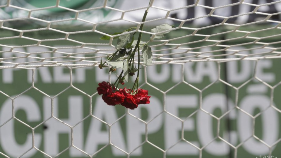 Na snímke visia kvety na sieti futbalovej brány v areáli štadióna v brazílskom Chapecu 29. novembra 2016. Počet obetí pádu lietadla v Kolumbii, na ktorého palube boli členovia brazílskeho futbalového klubu Chapecoense, je 71.