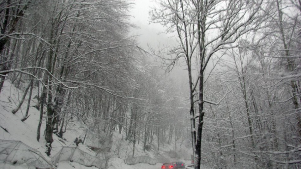 Vytrvalé sneženie na severe Slovenska v širokom okolí Žiliny sťažuje situáciu na cestách. Veľkú pozornosť počas jazdy musia dávať vodiči aj na ceste medzi Kráľovanmi a Vrútkami, kde je aj hmla. Pohotovosť mali aj cestárske autá na ohŕňanie snehu.