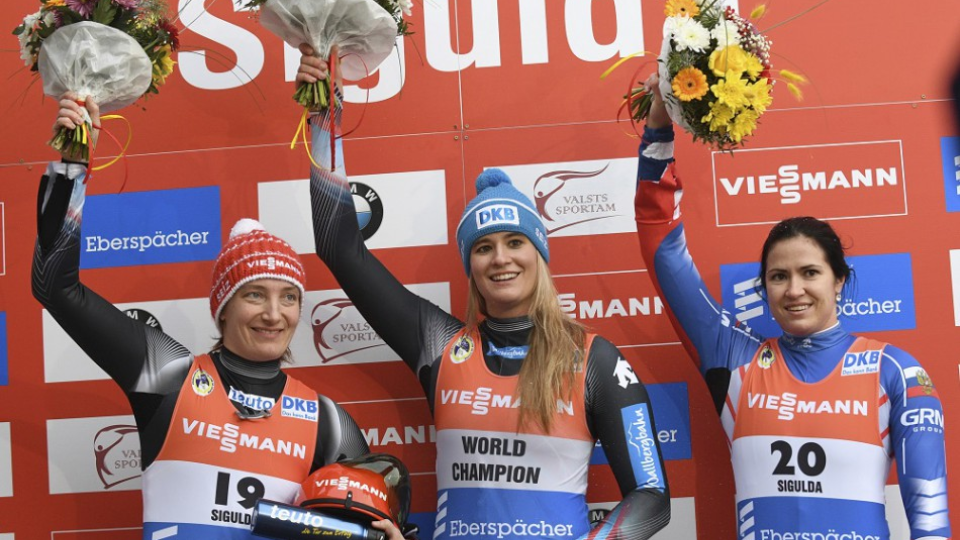 Na snímke uprostred nemecká sánkarka Natalie Geisenbergerová zvíťazila v súťaži žien na podujatí Svetového pohára v lotyšskej Sigulde v sobotu 14. januára 2017. Druhá skončila jej krajanka Tatjana Hüfnerová (vľavo), tretia Ruska Tatiana Ivanovová (vpravo).