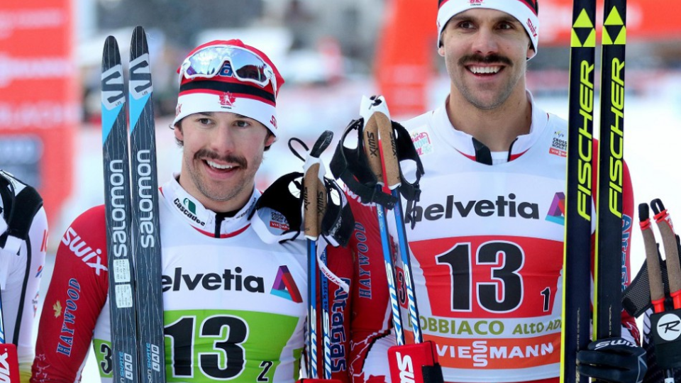 Alex Harvey, vľavo, a Len Valjas  kanadského tímu sa usmievajú po výhre v tímšprinte v talianskom Dobbiaco, 15. januára 2017. 