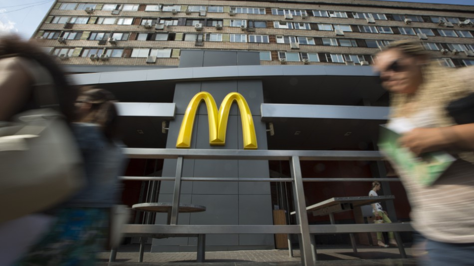 Na snímke ľudia kráčajú okolo reštaurácie McDonald's.