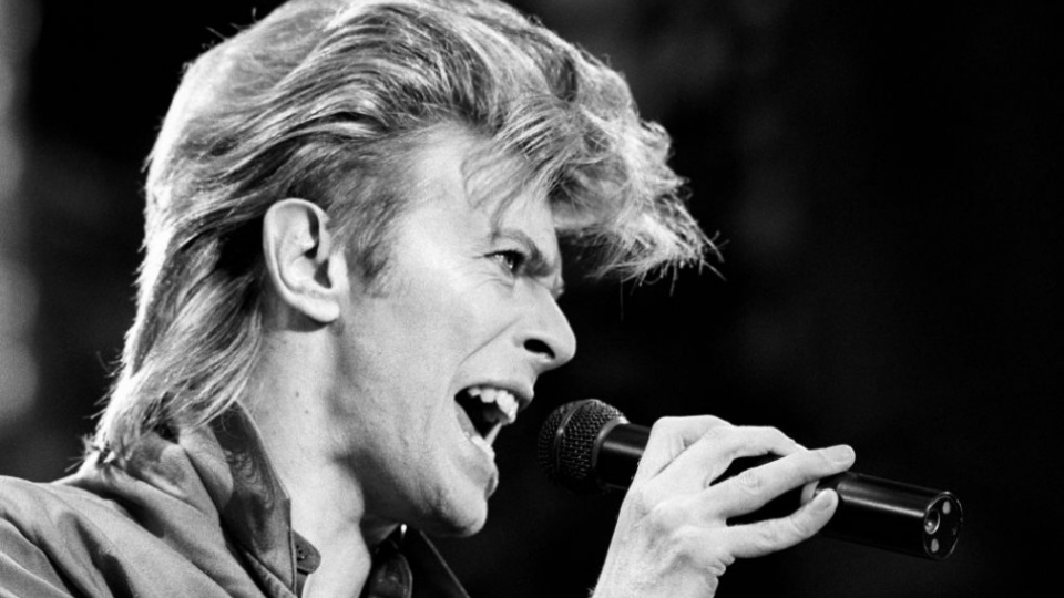 Na archívnej snímke z 19. júna 1987 spevák David Bowie. Vo veku 69 rokov zomrel v nedeľu 10. januára 2016 britský spevák, pesničkár a skladateľ David Bowie.Bowie, ktorý sa preslávil takými hitmi ako 