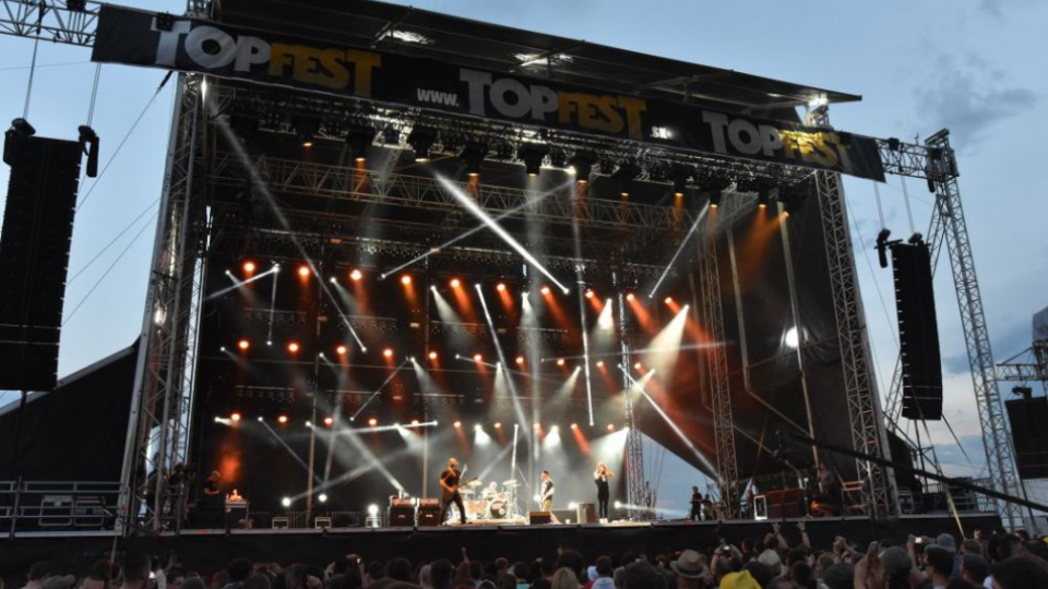Na snímke hlavné pódium 13. ročníka festivalu Topfest počas koncertu nemeckej rockovej kapely Guano Apes.