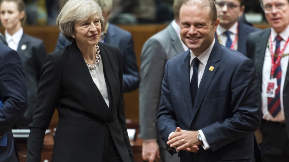 Na archívnej snímke britská premiérka Theresa Mayová (vľavo) a maltský premiér Joseph Muscat.