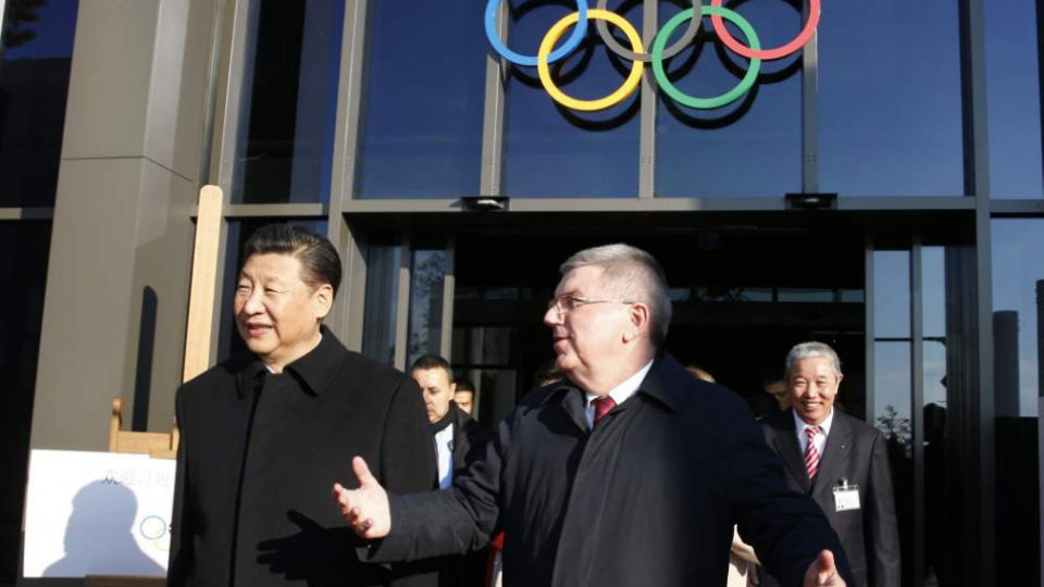Čínsky prezident Si Ťin-pching (vľavo) a šéf MOV Thomas Bach  