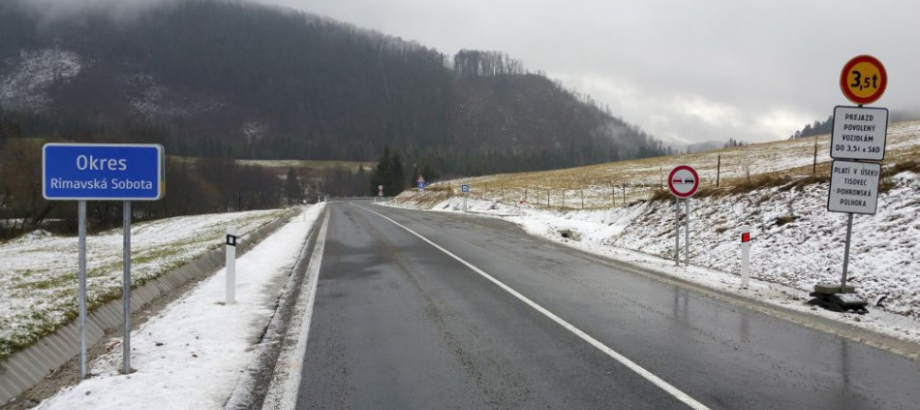 Dávajte pozor: Na horskom priechode Zbojská je na ceste utlačený sneh