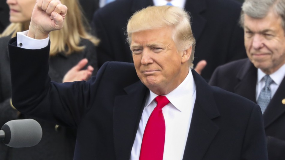 Donald Trump zdvíha päsť po tom, čo zložil prísahu ako 45. prezident Spojených štátov amerických v centre Washingtonu 20. januára 2017. 