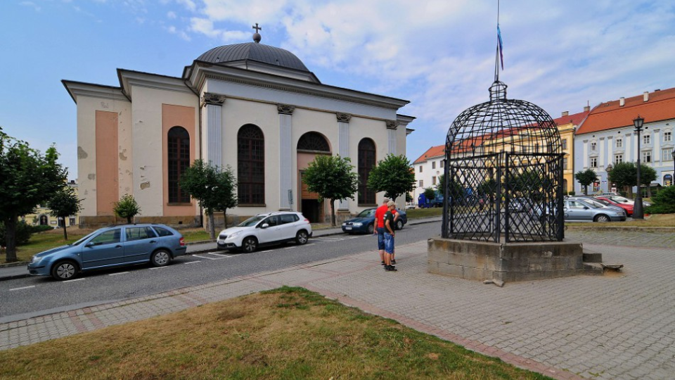 Na snímke klietka hanby a evanjelický kostol z 19. storočia na Námestí Majstra Pavla v Levoči 16. augusta 2015.