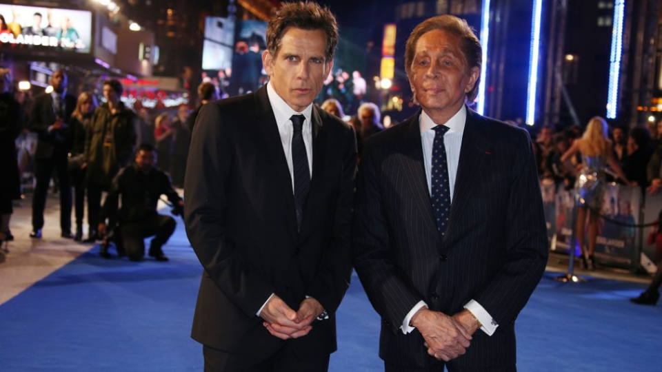 Na snímke vľavo režisér a herec Ben Stiller, vpravo taliansky módny návrhár Valentino pózujú pred premiérou svojho pokračovania filmovej komédie Zoolander 2 v Londýne.