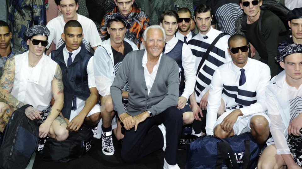 Talainsky módny návrhár Giorgio Armani (uprostred) pózuje s manekýnmi, ilustračná snímka.