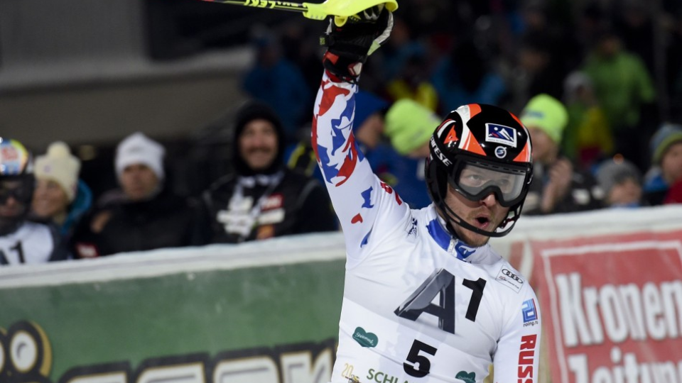 Ruský lyžiar Alexander Chorošilov oslavuje v cieli druhého kola nočného slalomu mužov Svetového pohára v alpskom lyžovaní v rakúskom Schladmingu 24. januára 2017.