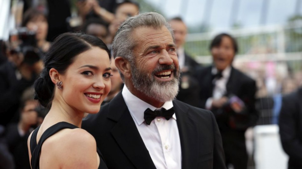 Herec Mel Gibson so svojou priateľkou Rosalind Rossovou.