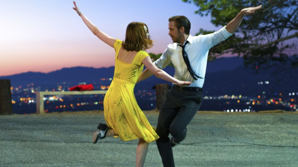 Ryan Gosling a Emma Stone v scéne z muzikálu La La Land.