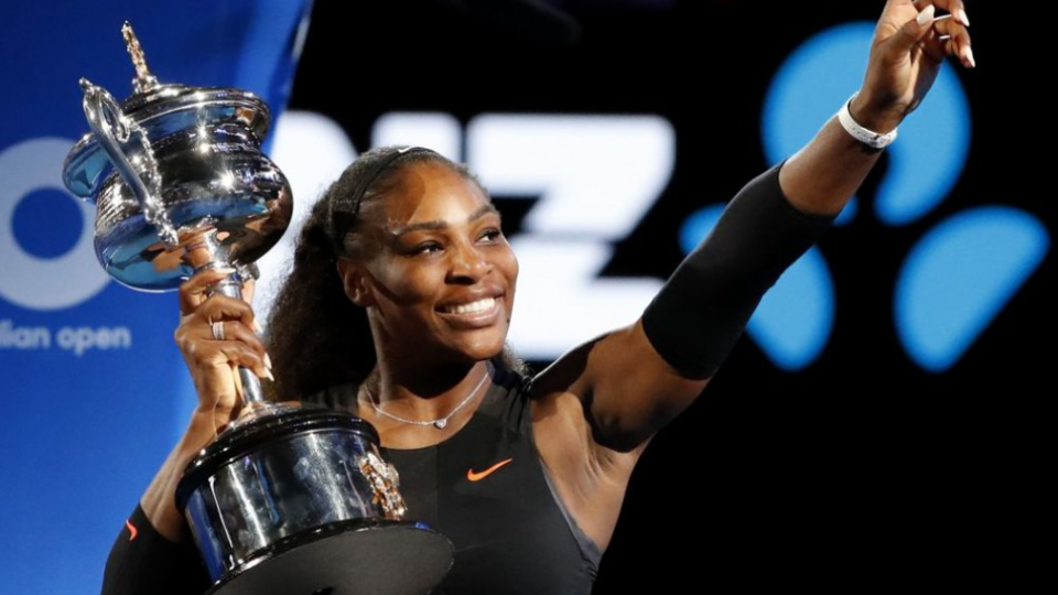 Americká tenistka Serena Williamsová pózuje s trofejou po finále ženskej dvojhry na grandslamovom turnaji Australian Open v Melbourne 28. januára 2017.