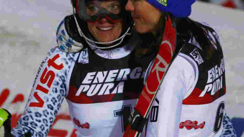 Slovenské slalomárky Veronika Velez-Zuzulová (vľavo) a Petra Vlhová.