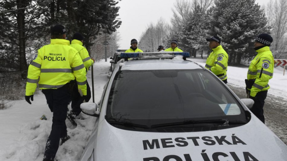 Mestskí policajti sa pripravujú na plašenie diviakov, 1. februára 2017 v Trenčíne. V posledných dňoch obyvatelia trenčianskeho sídliska Juh spozorovali diviaky, ktoré sa priblížili k ich obydliam. Mestská polícia zorganizovala akciu, pri ktorej hlukom plašili diviaky a upevňovali nástrahy s repelentnou látkou.