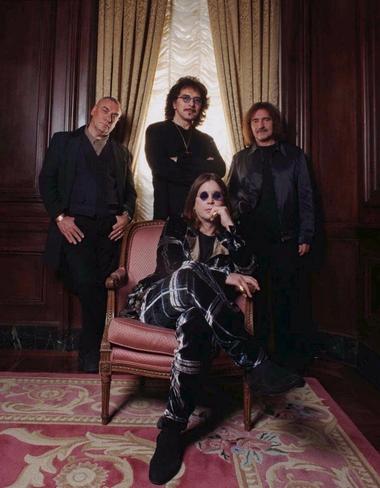 1Na archívnej snímke z 26. októbra 1998 pózujú členovia skupiny Black Sabbath v New Yorku. Sediaci je Ozzy Osborne , stojaci zľava sú Bill Ward, Tony Iommi a Geezer Butler.