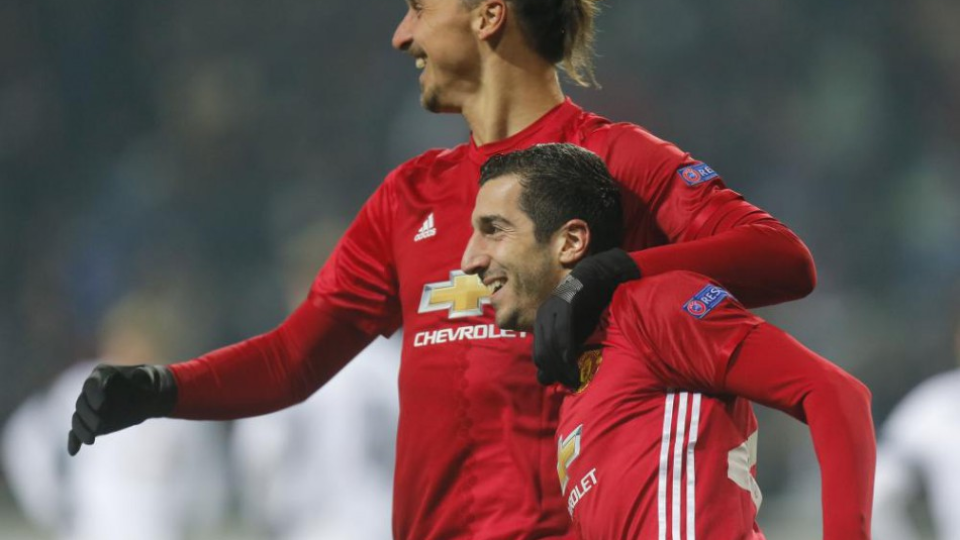 Hráči Manchesteru Henrikh Mkhitaryan a Zlatan Ibrahimovič oslavujú gól, archívna snímka