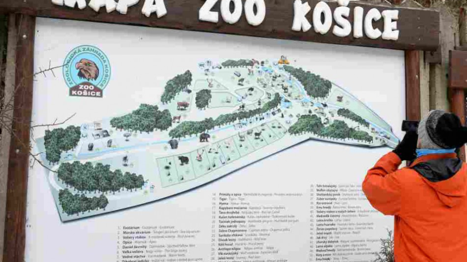 V košickej ZOO potvrdili druhé nálezisko vtáčej chrípky na Slovensku. Príznaky sa spozorovali u štyroch kusov kačice pižmovky lesklej. Na snímke mapa ZOO v Košiciach 4. januára 2017.