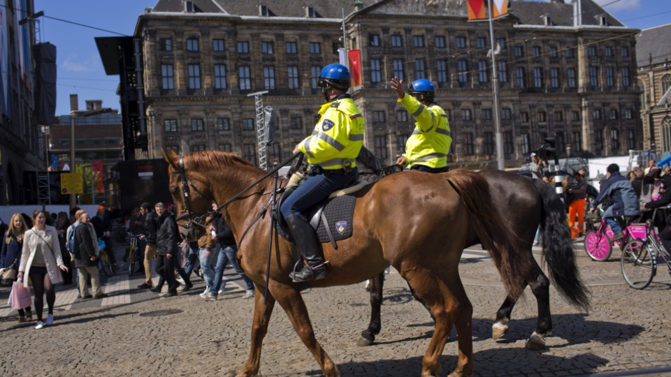 Na ilustračnej fotografii holandskí policajti na kôňoch hliadkujú v centre Amsterdamu.