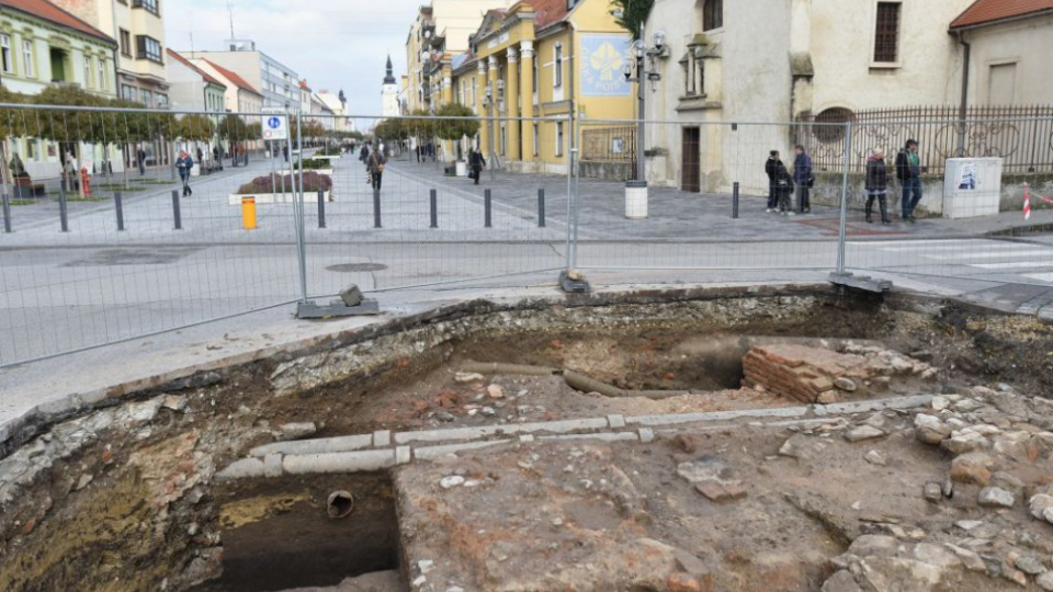 Na snímke odkrytá Dolná brána počas kontrolného dňa po ukončení archeologického výskumu na Hlavnej ulici v Trnave v pondelok 7. novembra 2016.