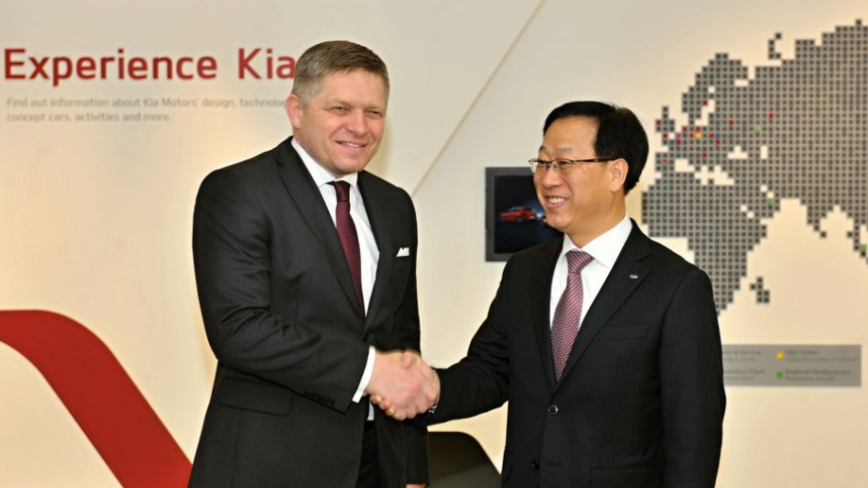 Na snímke vľavo predseda vlády SR Robert Fico a vpravo prezident spoločnosti KIA Motors Slovakia Dae Sik Kim počas návštevy výrobného závodu Kia Motors Slovakia v Tepličke nad Váhom dňa 10. februára 2017.