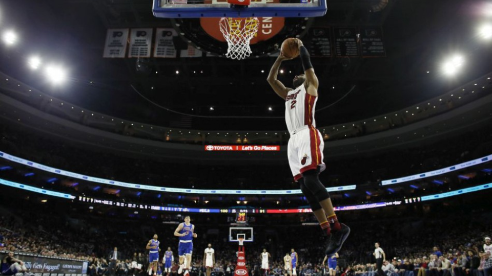Hráč Miami Heat Wayne Ellington skóruje počas druhého polčasu v súťaži NBA proti Philadelphia 76ers, 11.2. 2017.