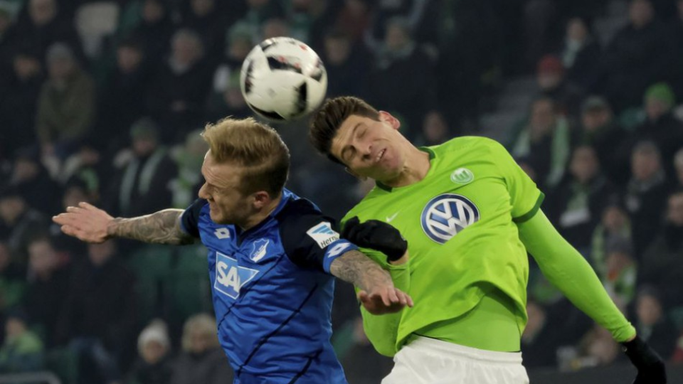 Futbalista Wolfsburgu Mario Gomez (vpravo) a hráč  Hoffenheimu Kevin Vogt v hlavičkovom súboji 