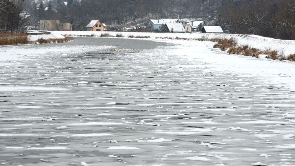 Na ilustračnej snímke zamrznutá rieka Hornád.