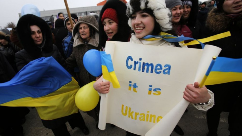 Demonštrácia krymských Tatárov s transparentom Krym je ukrajinský počas demonštrácie v Simferopole v pondelok 10. marca 2014. 