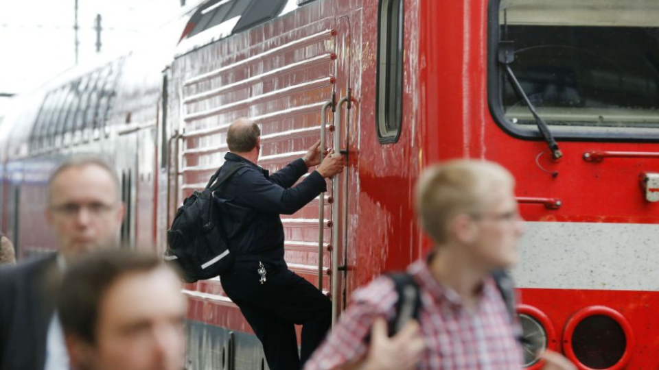 Rušňovodič vystupuje z vlaku na železničnej stanici v utorok  5. mája 2015 vo Frankfurte nad Mohanom. Odborový zväz nemeckých rušňovodičov (GDL) začali päťdňový štrajk s platnosťou od utorka 2.00 h SELČ do nedele 10. mája 9.00 h SELČ.