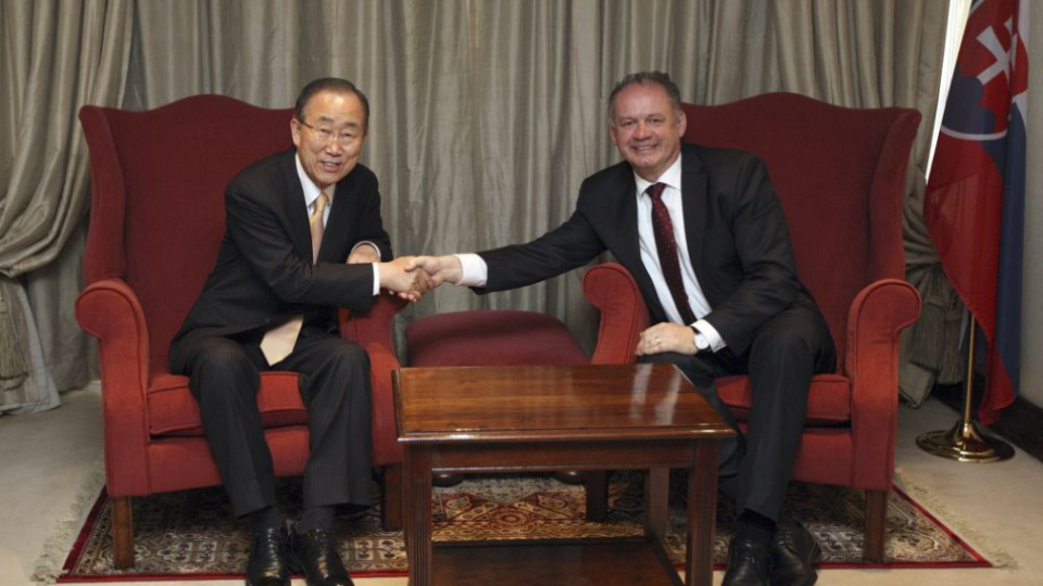 Prezident Andrej Kiska (vpravo) sa počas oficiálnej návštevy Kene neformálne stretol v Nairobi s bývalým generálnym tajomníkom OSN Pan Ki-munom (vľavo) na jeho žiadosť.