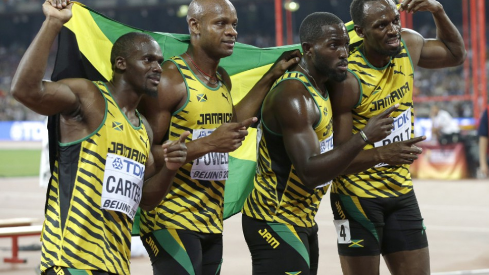 Členovia jamajskej štafety mužov na 4x100m zľava Nesta Carter, Asafa Powell, Nickel Ashmeade a Usain Bolt sa tešia zo zisku zlata na MS v atletike v Pekingu 29. augusta 2015.