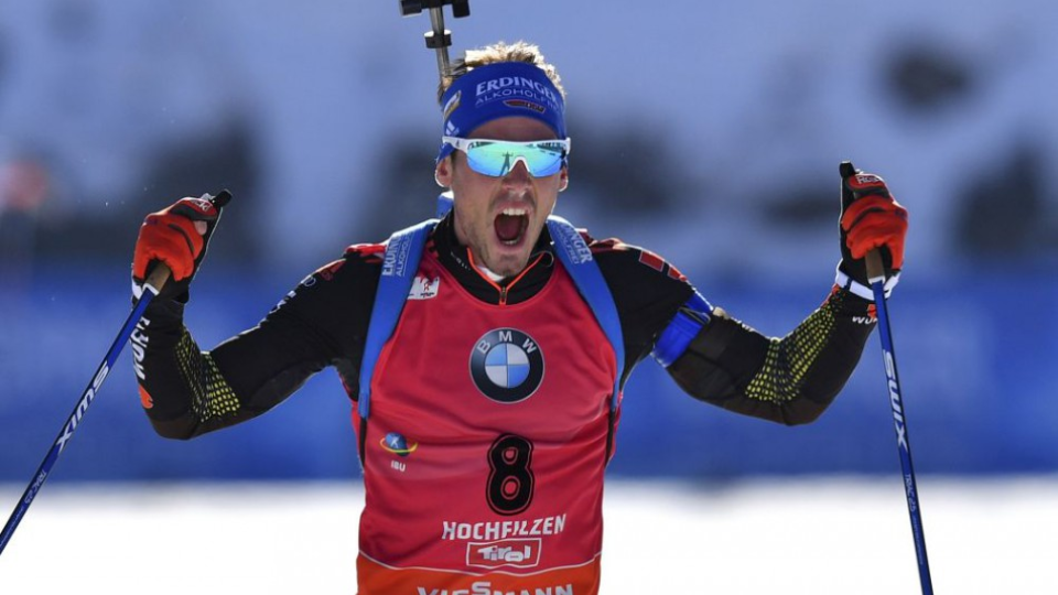 Nemeck Simon Schempp vyhral preteky s hromadným štartom na 15 km na majstrovstvách sveta v biatlone v rakúskom Hochfilzene v nedeľu 19. februára 2017.